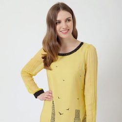 Vestido amarillo con estampado urbano de Yumi