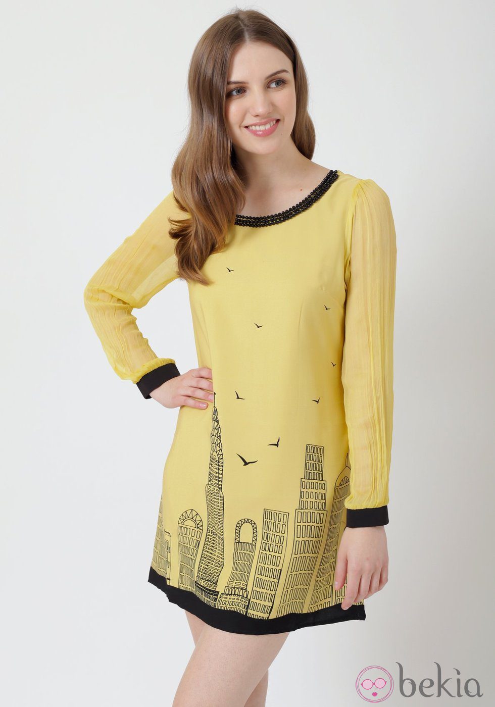 Vestido amarillo con estampado urbano de Yumi
