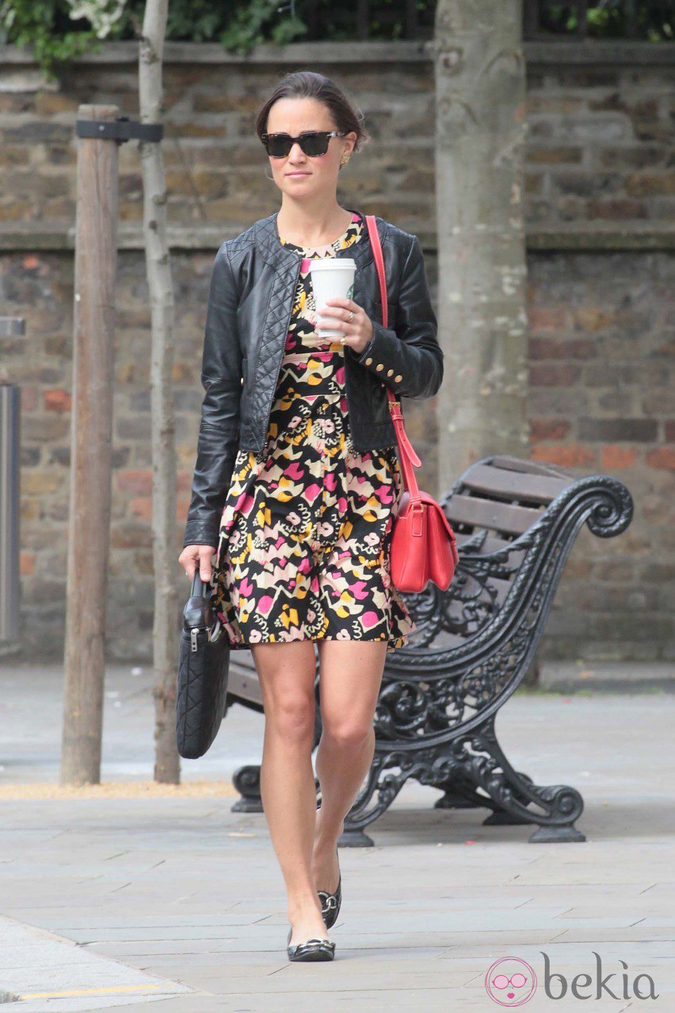 Pippa Middleton con bolso rojo y cazadora de cuero