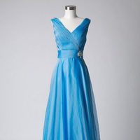 Vestido azul cielo con escote en 'v' de la colección de vestidos de Barbarella