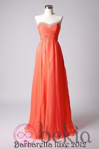 Vestido color coral con escote corazón de la colección de vestidos de Barbarella