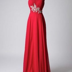 Vestido color fresa con escote asimétrico de la colección de vestidos de Barbarella