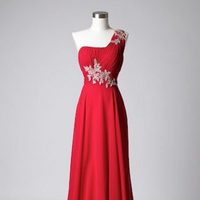 Vestido color fresa con escote asimétrico de la colección de vestidos de Barbarella