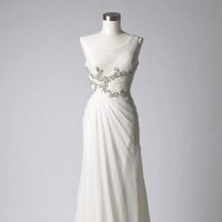 Vestido blanco con escote asimétrico de la colección de vestidos de Barbarella