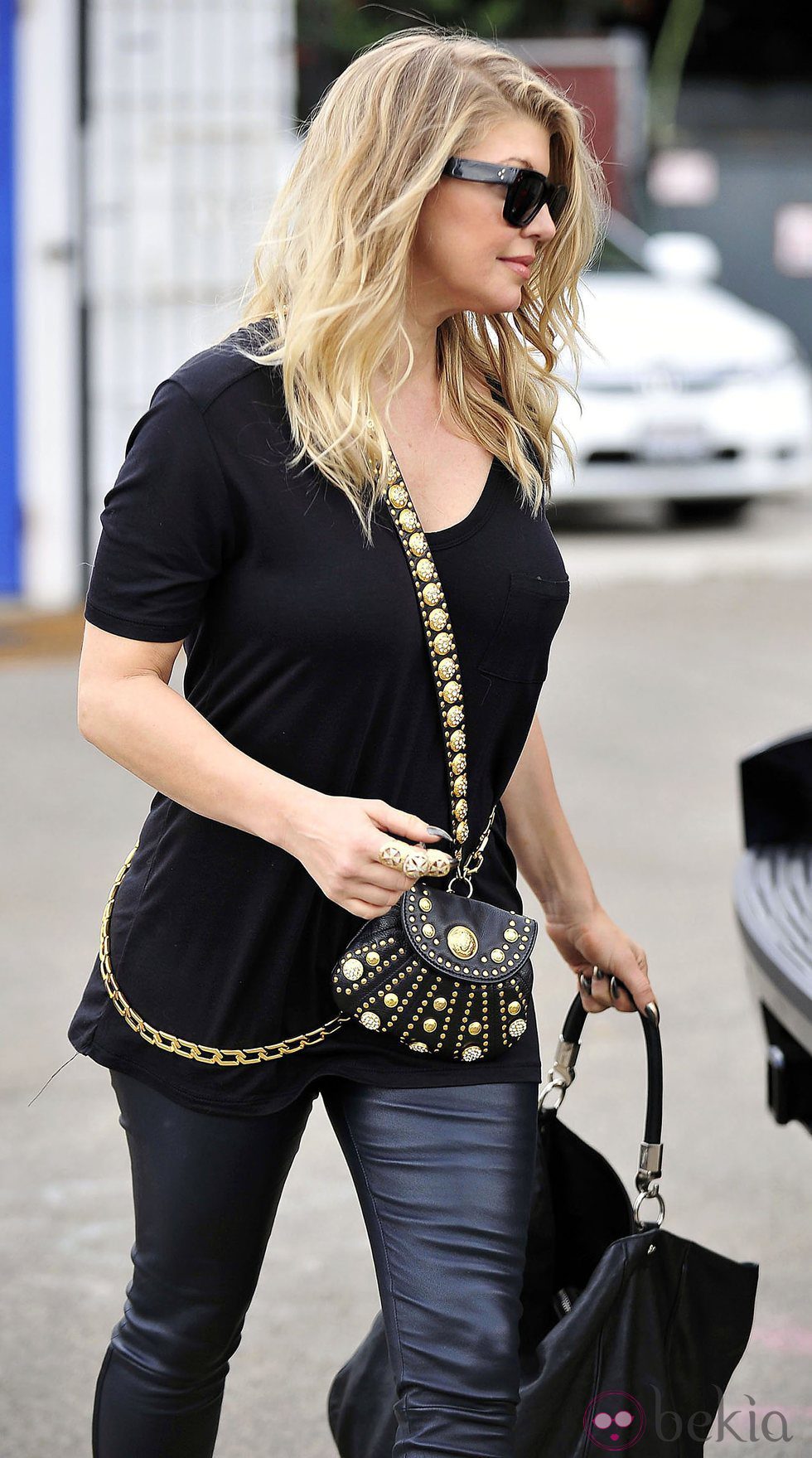 La cantante Fergie con un pequeño bolso con tachuelas