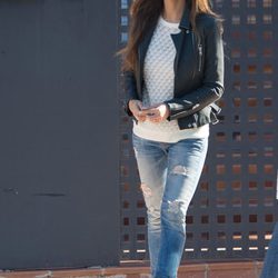 Sara Carbonero con jeans, jersey de punto y cazadora de cuero