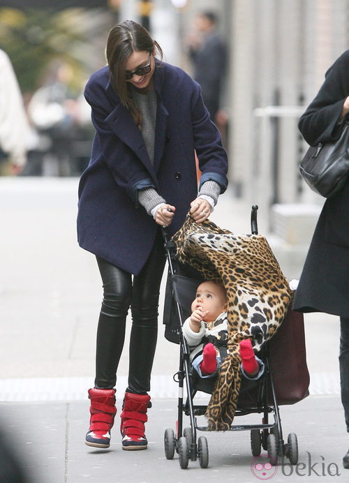 Miranda Kerr, una mamá a la moda con sus sneakers de Isabel Marant