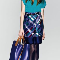 Camiseta de cuello perkins, falda estampada y botines de la nueva colección de Sisley otoño/invierno 2012/2013