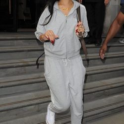 Rihanna con un chandal gris en Londres