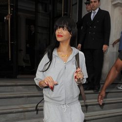 Rihanna con un chandal gris en Londres