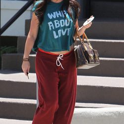 Jennifer Love Hewitt en chandal y con bolso de Louis Vuitton