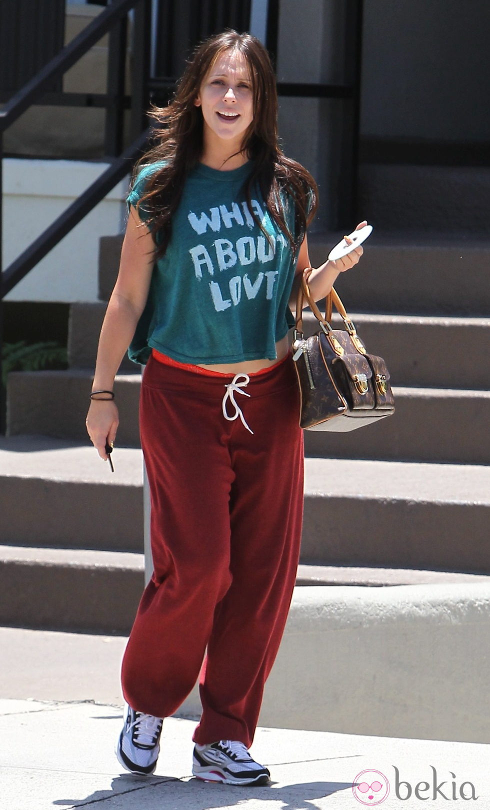 Jennifer Love Hewitt en chandal y con bolso de Louis Vuitton