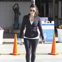 Kim Kardashian con leggings y sudadera negra