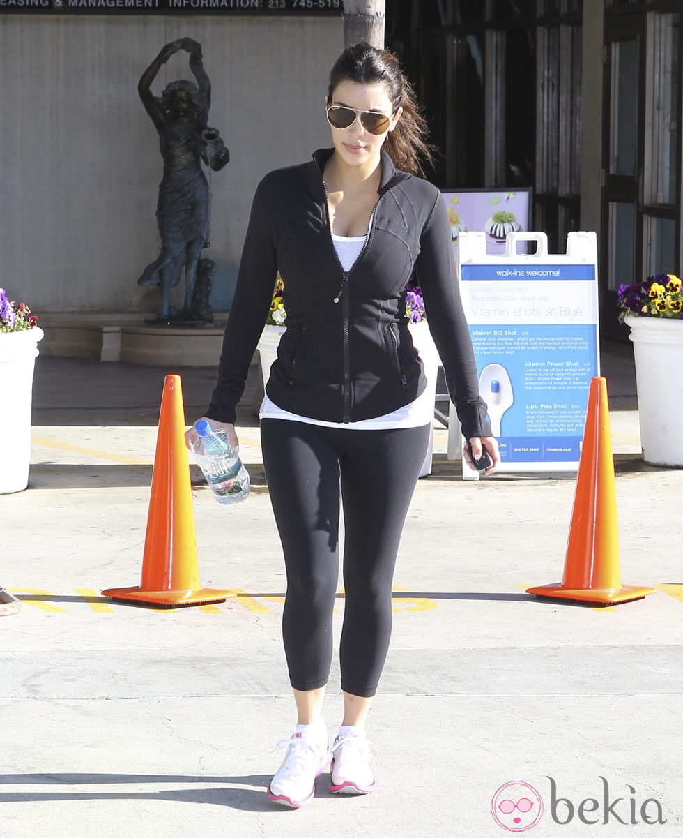 Kim Kardashian con leggings y sudadera negra