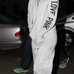 Jennifer Lopez con un chandal gris