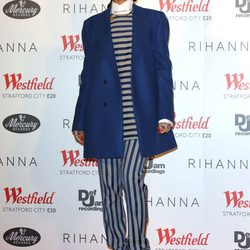 Rihanna con un traje de rayas de Acne y abrigo oversize azul Raf Simons