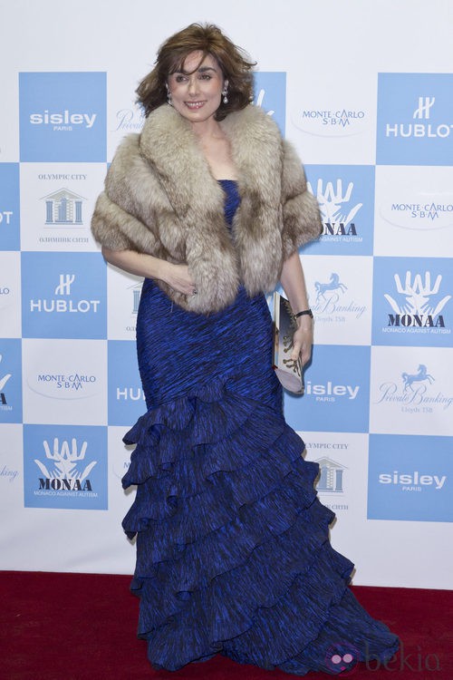 Paloma Segrelles con vestido azul y estola en la gala Mónaco contra el Autismo