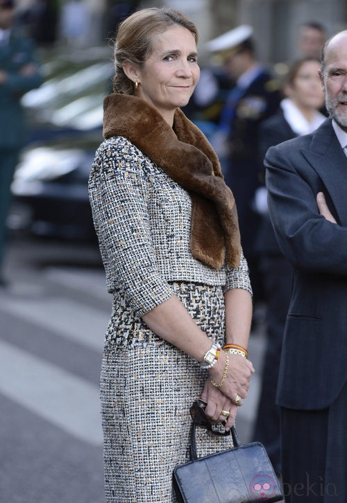 La Infanta Elena con traje de tweed y estola marrón