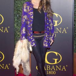 Elena Tablada con una chaqueta de inspiración barroca y una estola en la mano