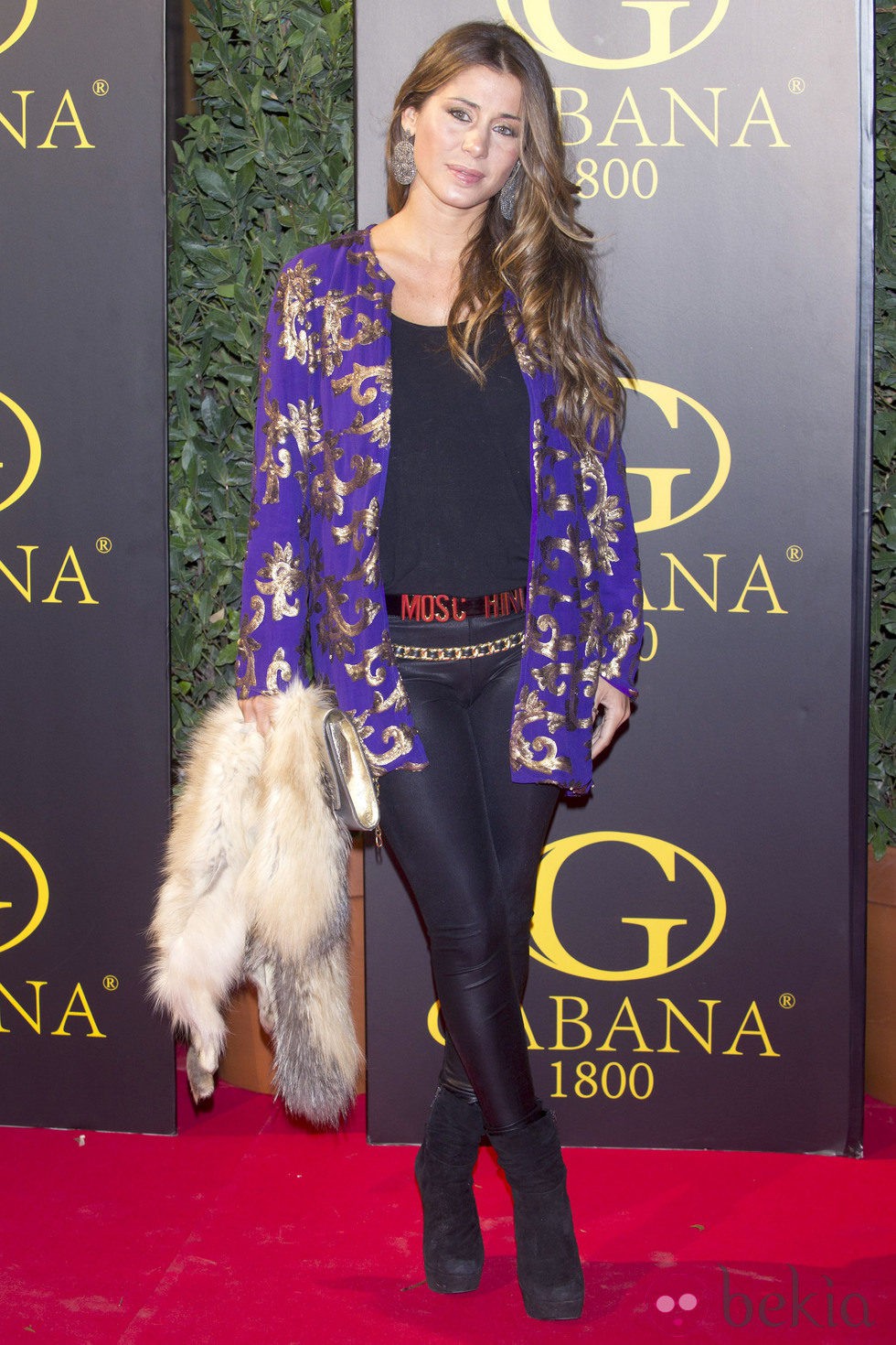Elena Tablada con una chaqueta de inspiración barroca y una estola en la mano