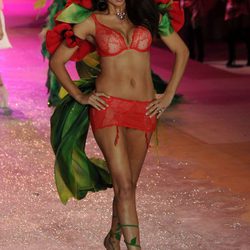 Adriana Lima con un conjunto rojo en el desfile de Victoria's Secret 2012