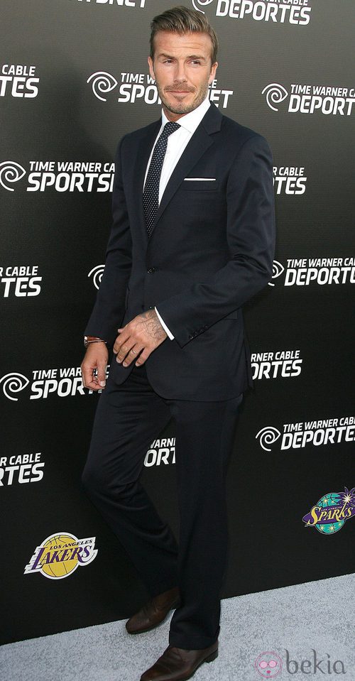 David Beckham elegante de traje en la presentación del canal Time Warner Sports