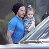 David Beckham con un look informal con Harper Seven en sus brazos