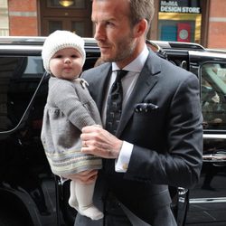 David Beckham muy elegante con Harper Seven en sus brazos