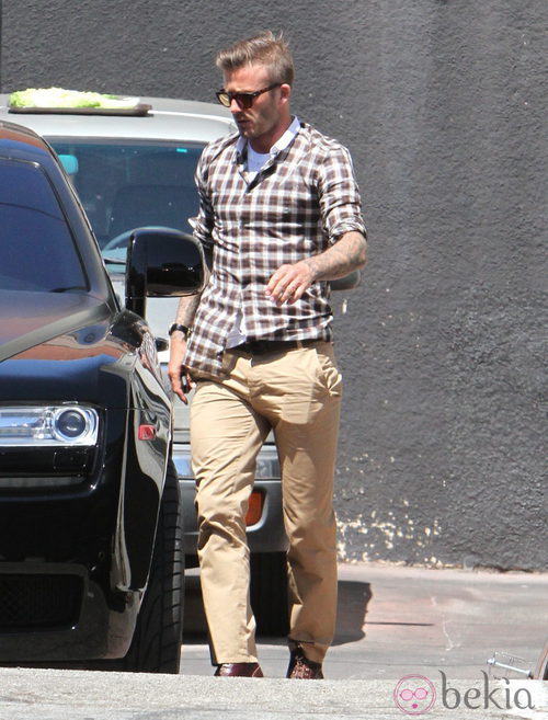 David Beckham con camisa de cuadros en tonos marrones