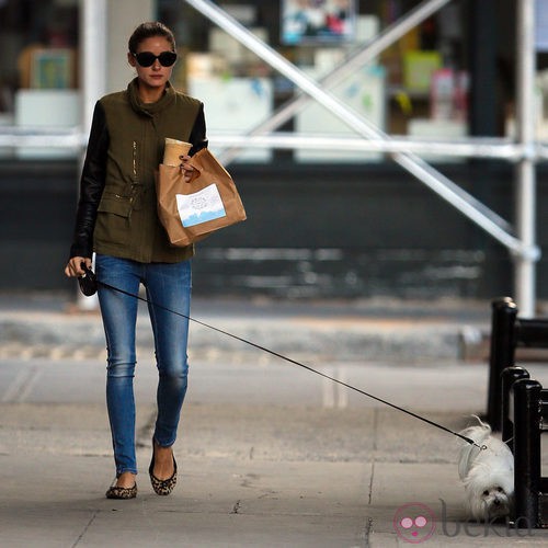 Olivia Palermo con jeans y sahariana vede con mangas de cuero