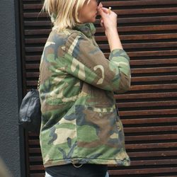 Kate Moss y su chaqueta con estampado de camuflaje