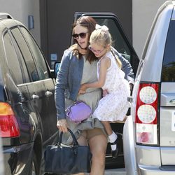 Jennifer Garner deja su ropa interior al descubierto al coger a su hija en brazos