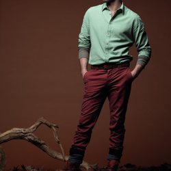 Camisa verde con pantalón y cinturón marrón de la colección otoño/invierno 2012/2013 de Chevignon
