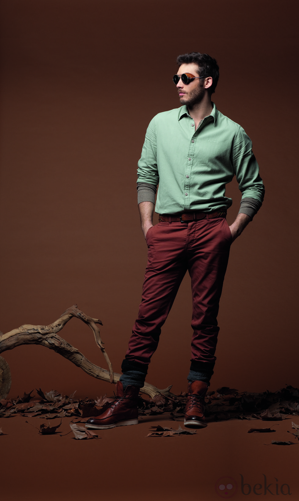 Camisa verde con pantalón y cinturón marrón de la colección otoño/invierno 2012/2013 de Chevignon