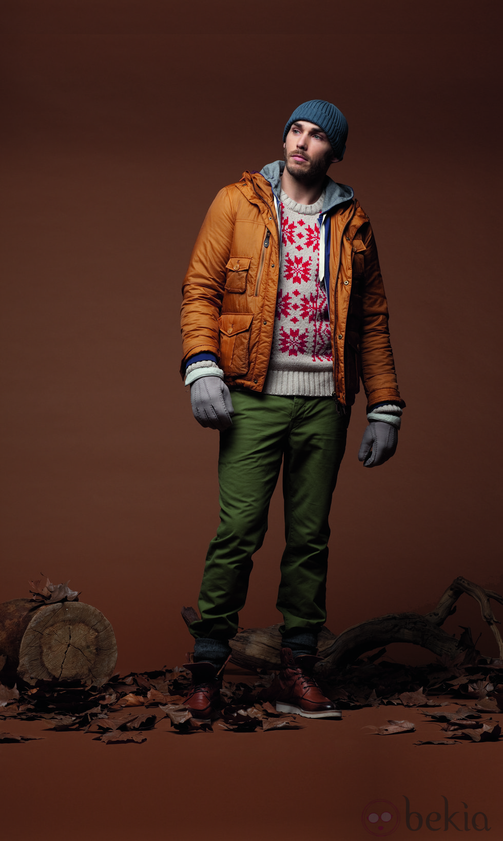 Cazadora marrón con jersey estampado y pantalón verde de la colección otoño/invierno 2012/2013 de Chevignon