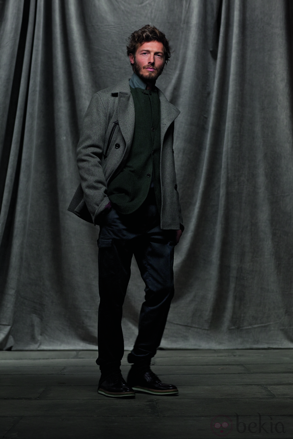 Abrigo gris, chaqueta verde con pantalones oscuros de la colección otoño/invierno 2012/2013 de Chevignon