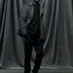 Abrigo gris, chaqueta verde con pantalones oscuros de la colección otoño/invierno 2012/2013 de Chevignon