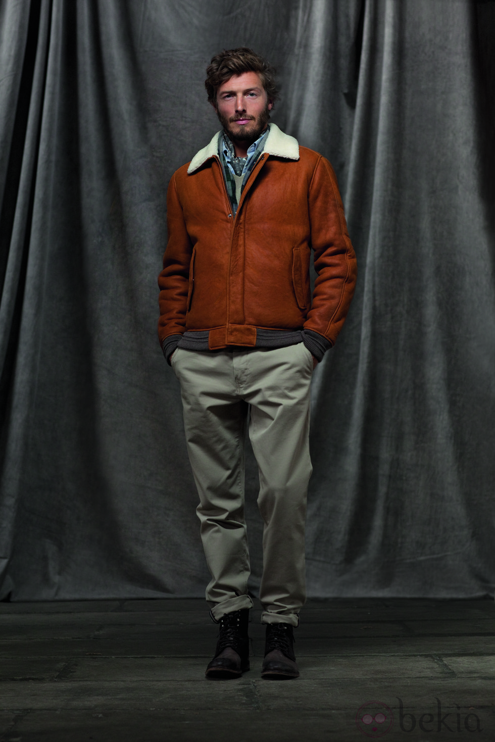 Cazadora marrón y pantalones beige de la colección otoño/invierno 2012/2013 de Chevignon