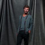 Chaqueta y camiseta gris con pantalón oscuro de la colección otoño/invierno 2012/2013 de Chevignon