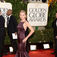 Taylor Swift con un vestido Donna Karan en los Globos de Oro 2013