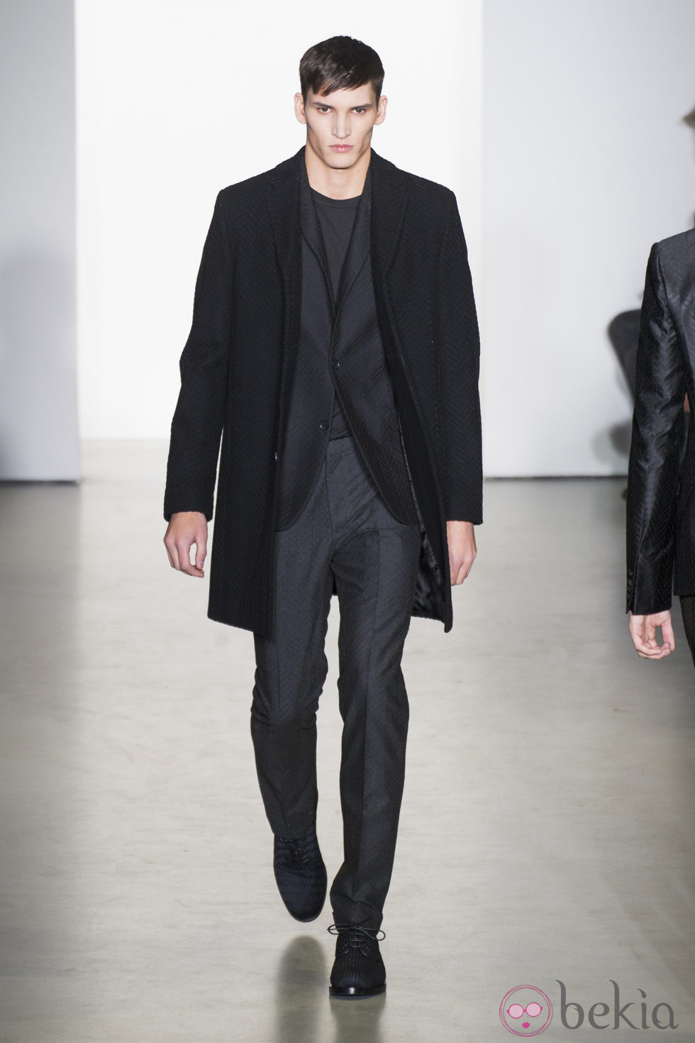 Traje negro con abrigo de Calvin Klein en la Semana de la Moda de Milán otoño/invierno 2013/2014