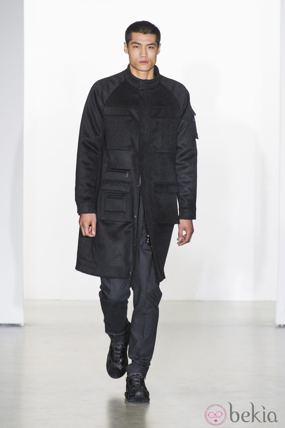Abrigo negro con solapa de Calvin Klein para la semana de la Moda de Milán otoño/invierno 2013/2014