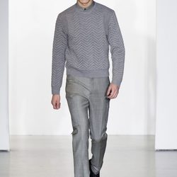 Jersey gris con ondas de Calvin Klein para la semana de la Moda de Milán otoño/invierno 2013/2014