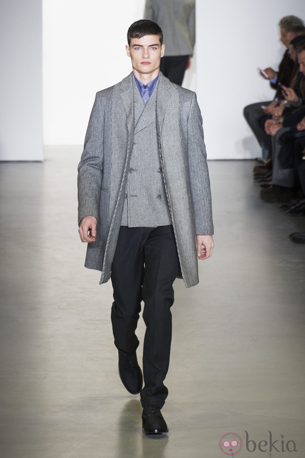 Abrigo gris con chaleco a juego de Calvin Klein para la semana de la Moda de Milán otoño/invierno 2013/2014