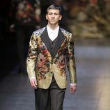 Traje floral de la colección otoño/invierno 2013/2014 de Dolce & Gabbana en la Semana de la Moda Masculina de Milán
