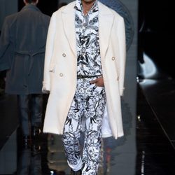 Abrigo blanco de la colección otoño/invierno 2013/2014 de Versace en la Semana de la Moda Masculina de Milán