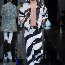 Traje de cebra de la colección otoño/invierno 2013/2014 de Versace en la Semana de la Moda Masculina de Milán
