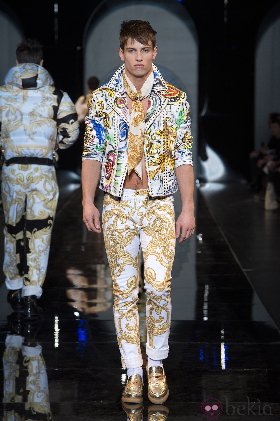 Colorido traje de la colección otoño/invierno 2013/2014 de Versace en la Semana de la Moda Masculina de Milán