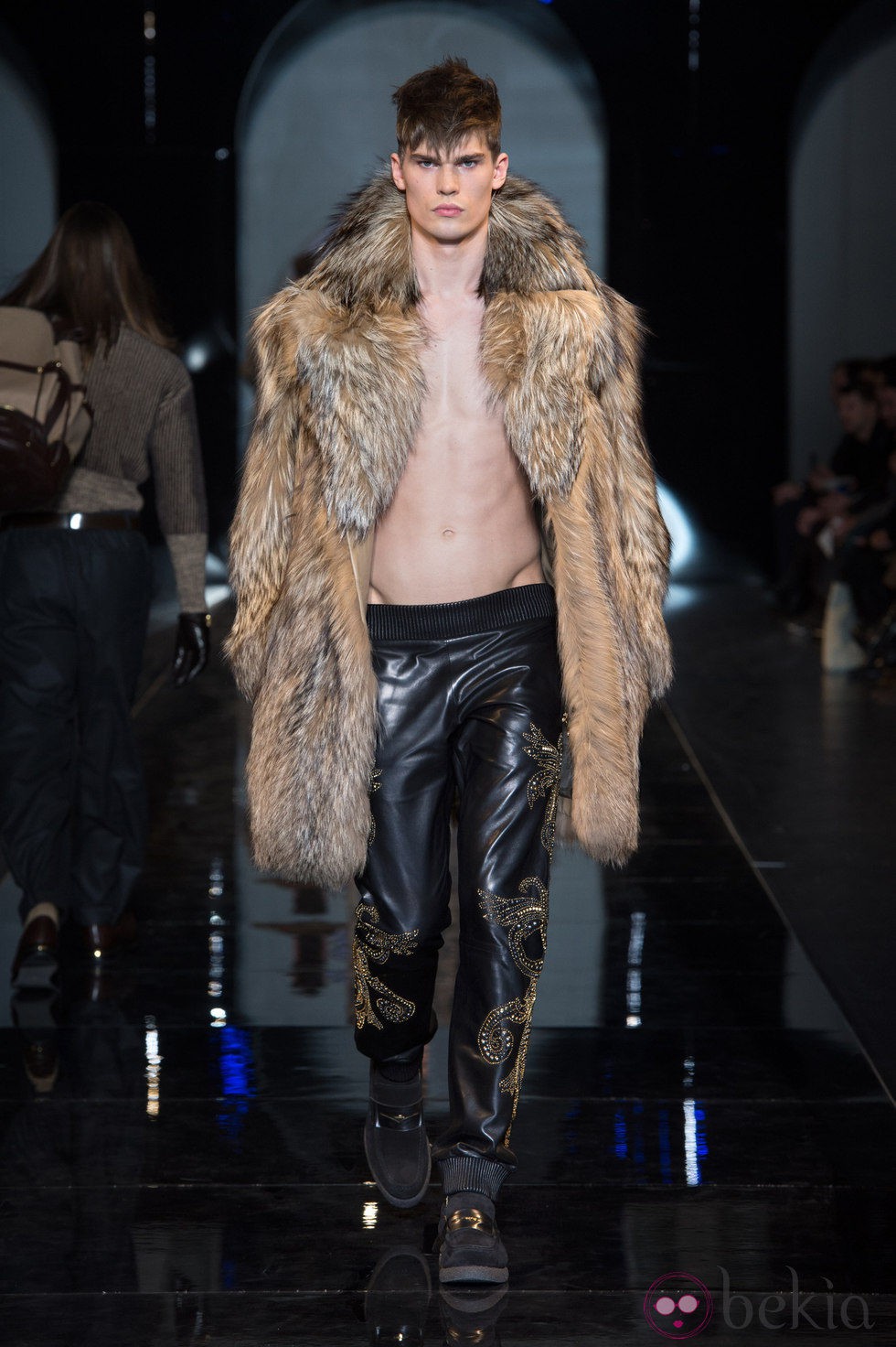 Abrigo de piel de la colección otoño/invierno 2013/2014 de Versace en la Semana de la Moda Masculina de Milán