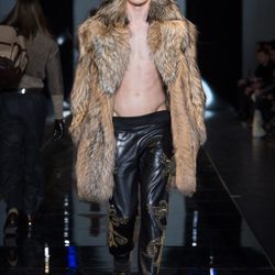 Abrigo de piel de la colección otoño/invierno 2013/2014 de Versace en la Semana de la Moda Masculina de Milán